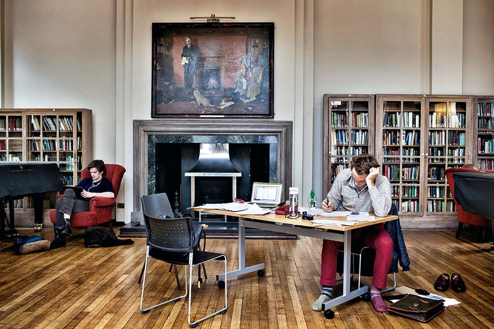 Convertirse en alumno de la London School of Economics es una hazaña. Se presentan uno 17.000 candidatos para 1200 plazas. Se tienen en cuenta tres variables; y hay que cumplir las tres, como en las universidades estadounidenses, pero con una diferencia esencial: no suele haber entrevista, solo en casos excepcionales. Los requisitos son: 1) Un excelente expediente académico. 2) Examen oficial de inglés. Aceptan cuatros títulos (IELTS, Pearson, Cambridge, TOEFL), con unas notas mínimas. 3) Para algunos programas se pide también GRE o GMAT, que son exámenes de capacidad verbal y numérica.