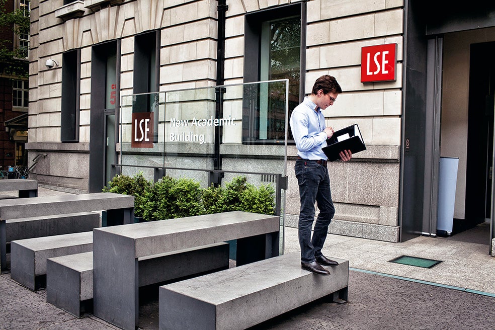 La universidad oferta unas 140 titulaciones de grado y posgrado en Económicas, pero también en Antropología, Sociología, Políticas... En el último ranking de universidades de The Times ocupa el puesto 24, lejos del top 5: Harvard, MIT, Stanford, Oxford y Cambridge. Sin embargo, tiene tanto prestigio como cualquiera de ellas.