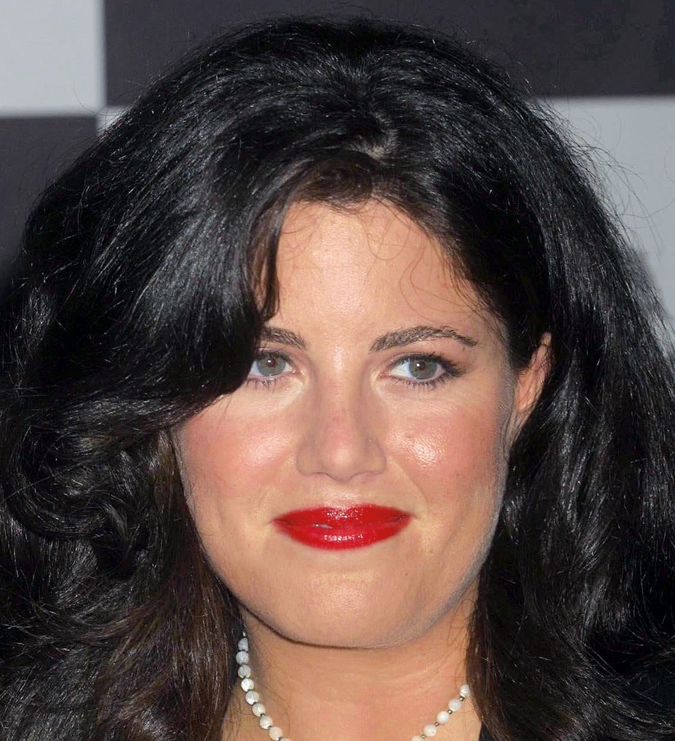 Imagen - Monica LewinskyPsicóloga social. En 2005, casi una década después de su aventura con Bill Clinton y harta de la persecución mediática en los Estados Unidos, se mudó a Londres y se graduó en Psicología Social.