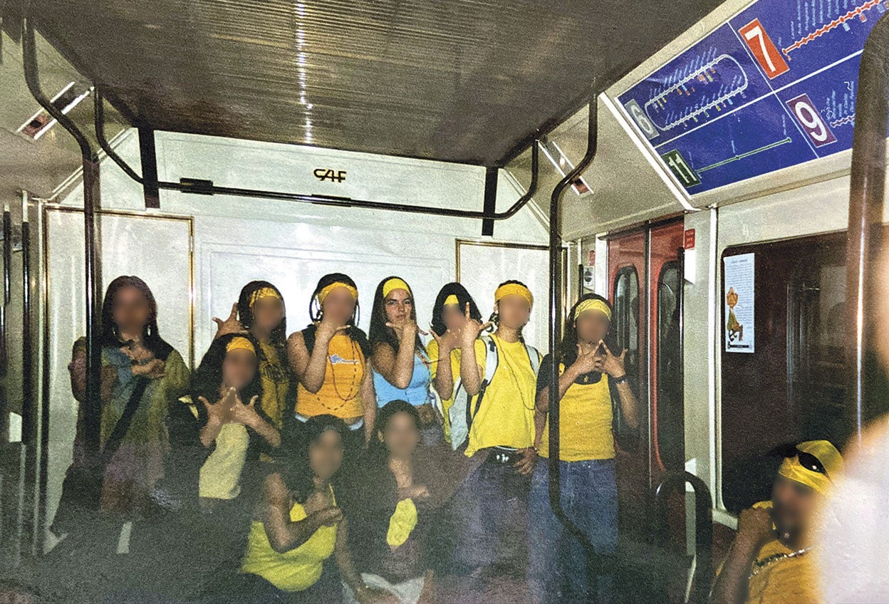 Mariah Oliver con otras latin queens en el metro de Madrid, en los años 2000. Oliver es la del centro.