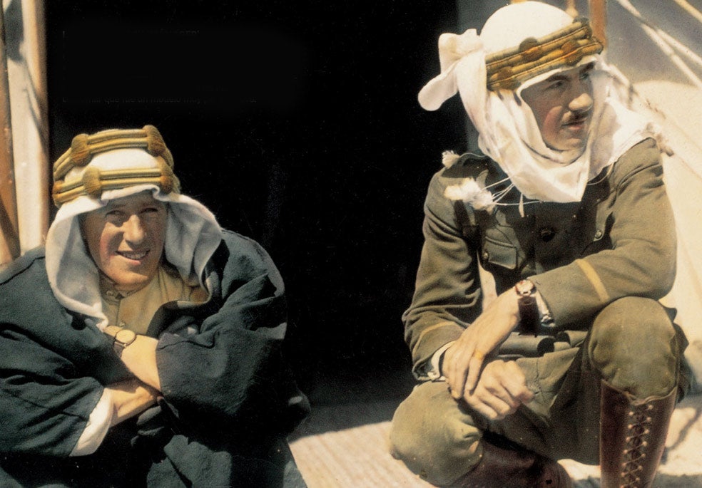 Lawrence (izquierda) y Thomas (derecha) convivieron entre «unos días», según el primero, y «varias semanas», a juicio del segundo. En ese tiempo, Harry Chase filmó las escenas que hicieron famoso al coronel. Él siempre sostuvo que las rodó «engañado», pero las imágenes parecen confirmar que fue un modelo muy participativo.