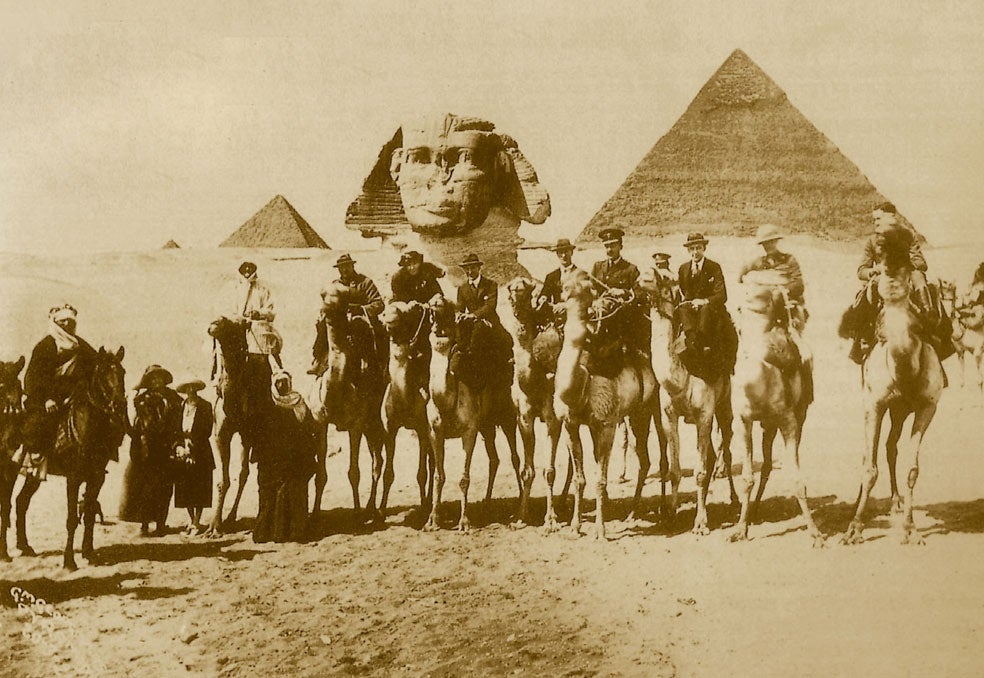 La Conferencia de El Cairo de 1921 dejó tiempo a las delegaciones para el turismo. Los británicos visitaron el 20 de marzo la esfinge y las pirámides de Giza. El segundo por la izquierda es Winston Churchill; el cuarto, T. E. Lawrence, que acudió como miembro de la Oficina Colonial Británica. Las crónicas cuentan que, tras la foto, el camello derribó a Churchill.