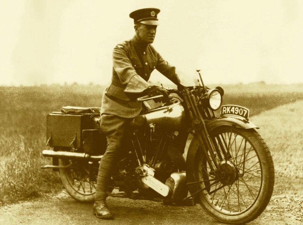 Su pasión eran las motos. «Cuando estoy malhumorado –escribió–, saco mi moto (arriba en la que se mató) y voy a toda velocidad.» y sólo tenía 47 años cuando un accidente de motocicleta segó su vida.