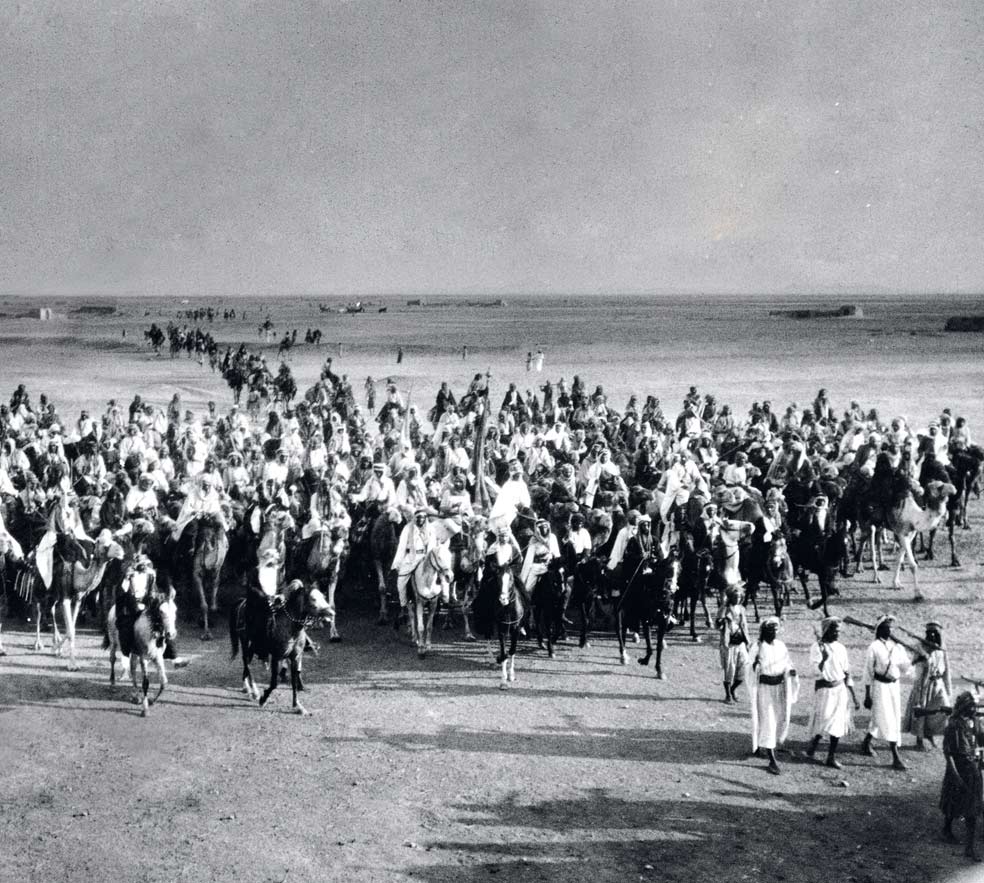 Los revolucionarios del emir Feisal se acercan al puerto de Yenbo, en el mar Rojo, en diciembre de 1916. Esta instantánea fue tomada por T. E. Lawrence.