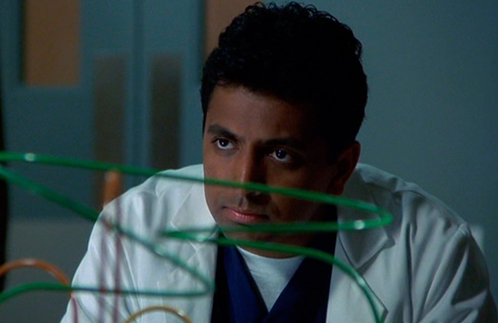 Shyamalan ha logrado ser original a partir de un material tan resobado como las historias de fantasmas. Aquí, el director en un cameo de la película: hace de médico para homenajear a los médicos de su familia.