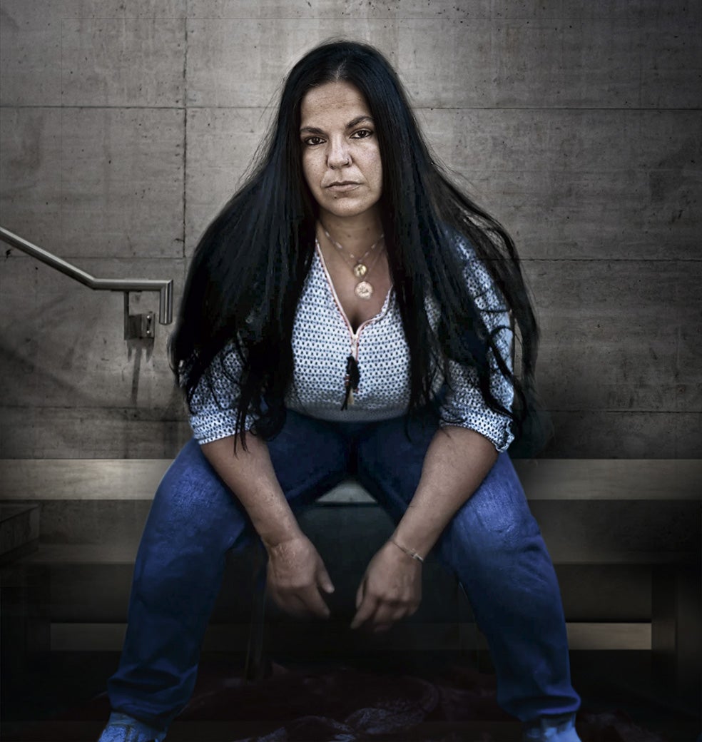 A sus 41 años, Oliver es madre de tres hijos, etnógrafa, investigadora social y mediadora en Transgang, un proyecto europeo para implicar a las bandas en la búsqueda de alternativas a esa violencia que las ha hecho célebres. Prepara una tesis doctoral sobre las mujeres en las bandas latinas.