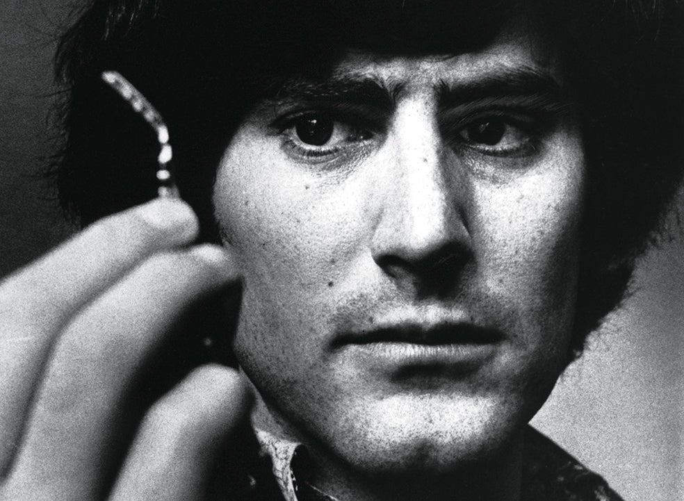 En los años 70, el israelí Uri Geller presumía de practicar auténtica telequinesis en televisión. Fue un éxito mediático, pero le salió un furibundo enemigo. 'El asombroso Randi', un mentalista canadiense, lo acusó de ser un charlatán que usaba trucos de magos. Randi escribió un libro titulado La magia de Uri Geller, en el que explicaba las técnicas del israelí, el cual respondió con varias demandas judiciales. Para entonces, miles de cucharas habían ya sufrido todo tipo de 'atropellos' en los hogares españoles.
