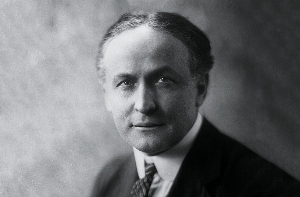 En la misma época en que se popularizó el uso de la güija y el péndulo, el mago Houdini se dedicó a visitar a todos los médiums del país para tratar de contactar con su madre muerta, pero se fue dando cuenta de que eran unos farsantes y estaban utilizando técnicas de ilusionismo para fingir sus contactos con el más allá. Houdini se apropió de algunos de esos efectos para sus actuaciones y poco a poco fue surgiendo el espectáculo del mentalismo.