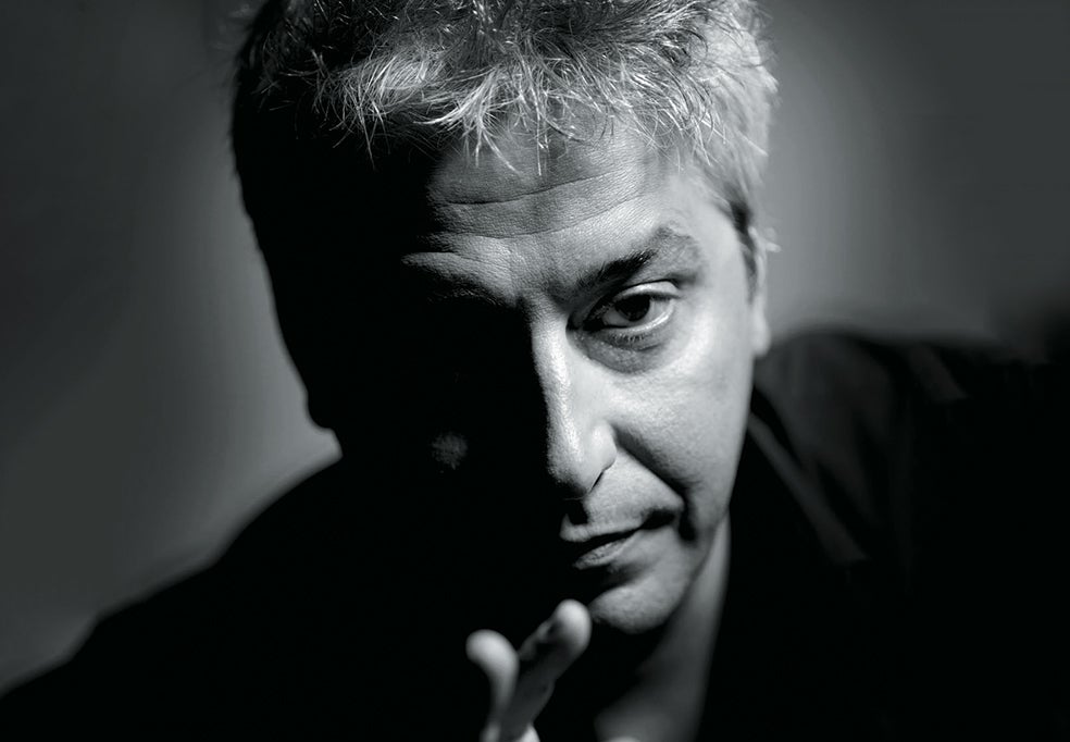 Hace dos años, el mentalista español Anthony Blake se atrevió a adivinar el gordo de la lotería en televisión. Su predicción fue guardada en una caja de seguridad custodiada por vigilantes jurados. Blake superó el reto, pero días más tarde se 'denunció' en prensa que un enano introdujo en la caja una nueva predicción tras conocerse el número premiado. Sea cual fuere el truco, dicen sus colegas, «¿qué esperaban? ¿Una 'auténtica' adivinación? Un mago no es un estafador. Es honesto: te promete que te va a engañar... y lo hace».