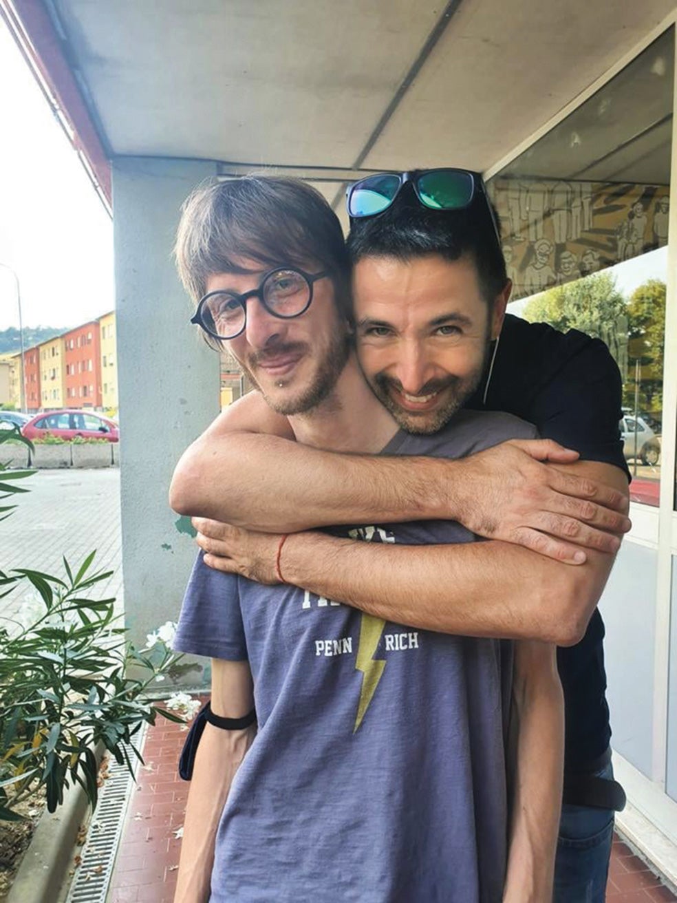 Pablo Trincia ha localizado a Dario, el 'niño cero', el primero del caso. En estos más de 20 años ha vivido con una familia de acogida. Y se ha mudado muchas veces: se sentía perseguido. Ahora reconoce que se lo inventó todo. «Los psicólogos y asistentes sociales me machacaron hasta que dije lo que querían oír», confiesa.