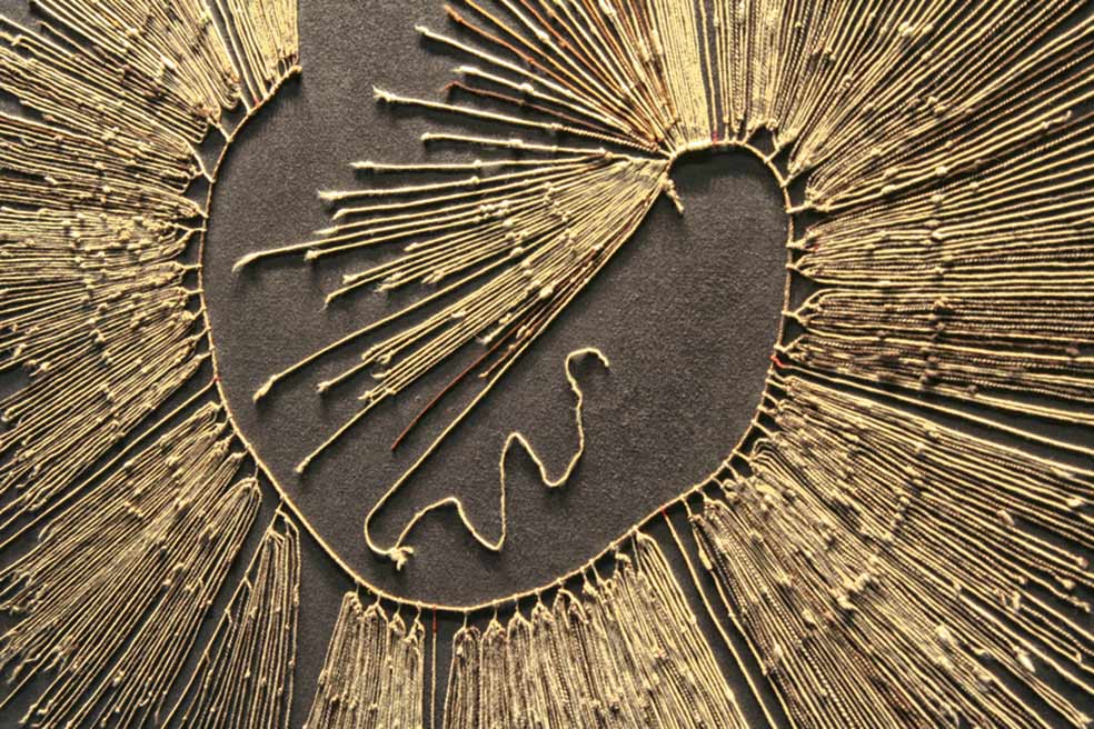 En la mayoría de los quipus, cada cordel está dividido por cuatro nudos que delimitan segmentos para los millares, centenas, decenas y unidades. las vueltas de cada nudo representan las unidades del uno al nueve. El cero se representa por un cordel sin nudos. También hay cordeles que se ataban a las cuerdas secundarias, aún sin clara interpretación.