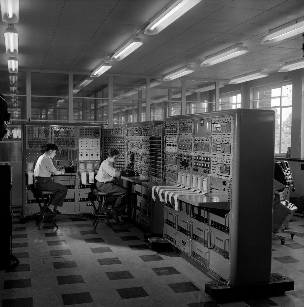 Primer ordenador comercializado y producido según los planos de Turing de 1936. Se fabricó en 1956.