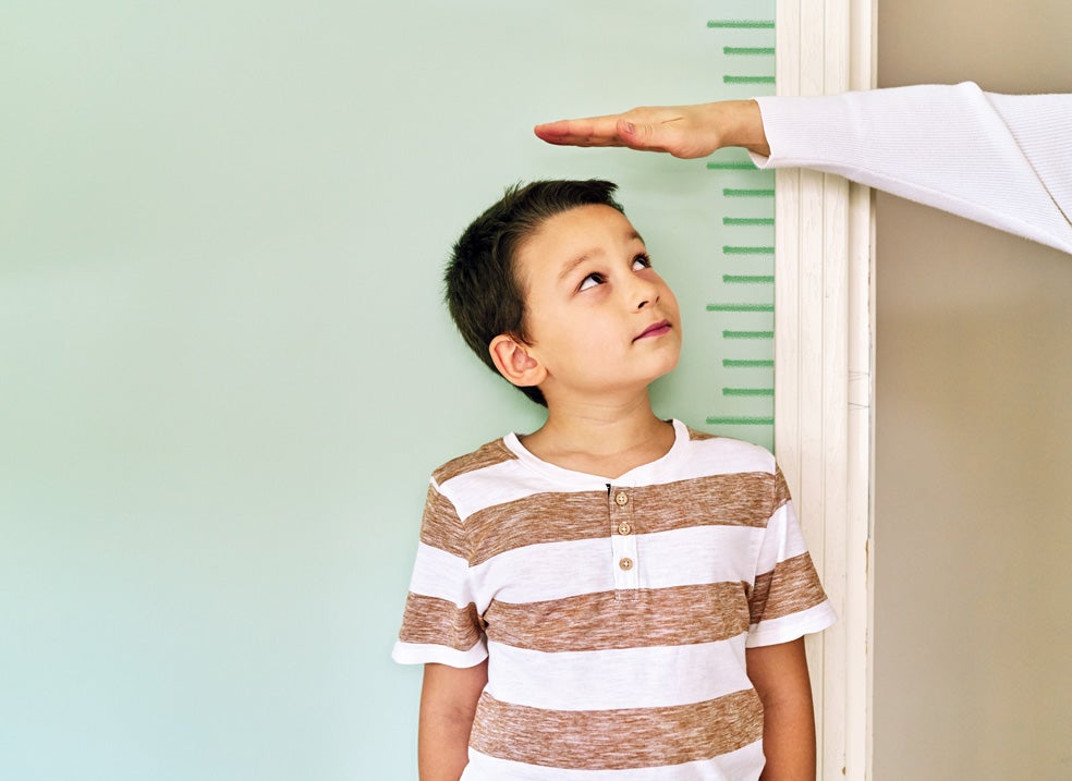 El ‘estirón’ se produce antes de tiempo, pero se comporta de manera irregular y se ha visto que podría dar lugar a una talla de hasta 5 centímetros más baja de la que correspondería genéticamente.