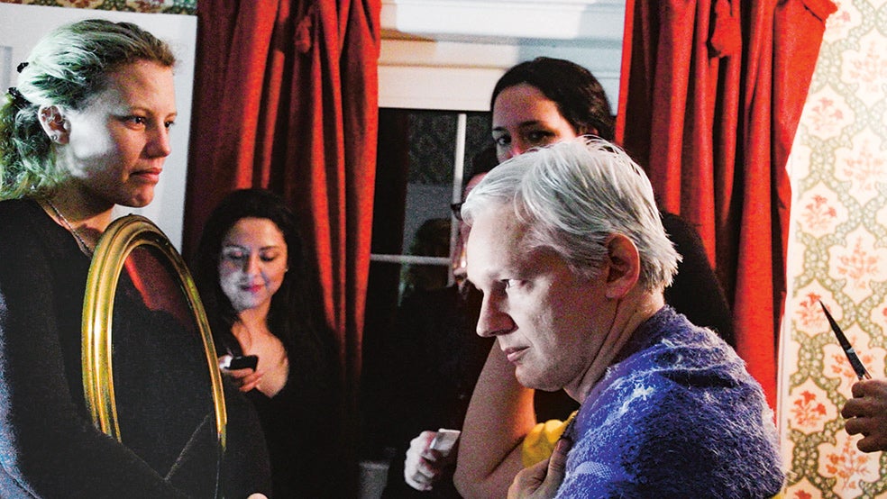 Assange se ha distanciado de los periodistas que inicialmente lo apoyaron, incluida Laura Poitras, que dirigió el documental Risk (imagen). Poitras se quedó de una pieza cuando Assange afirmó que las dos suecas que lo acusaban de abusos formaban parte de «una demencial conspiración feminista». Stella puntualiza que Poitras también apoya la excarcelación de Assange.