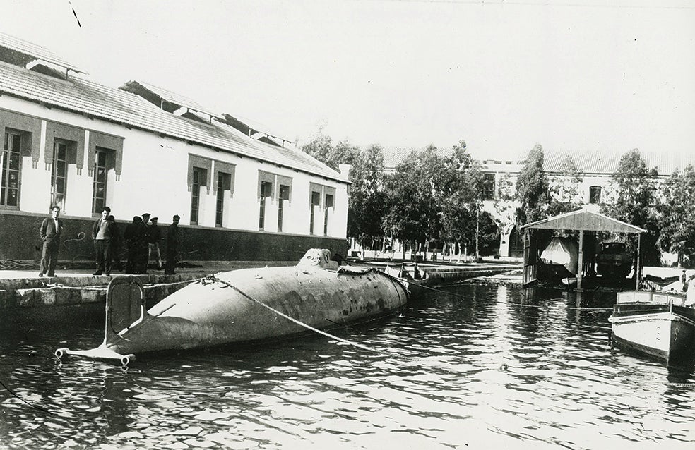Se pidió su desguace, pero al final fue trasladado a Cartagena, donde estuvo entre 1930 y 1965 en los jardines de la base de submarinos. El sumergible tiene 22 metros de eslora y desplazaba 79 toneladas a flote y 87 sumergido. Cada torpedo costaba 6000 pesetas de la época.