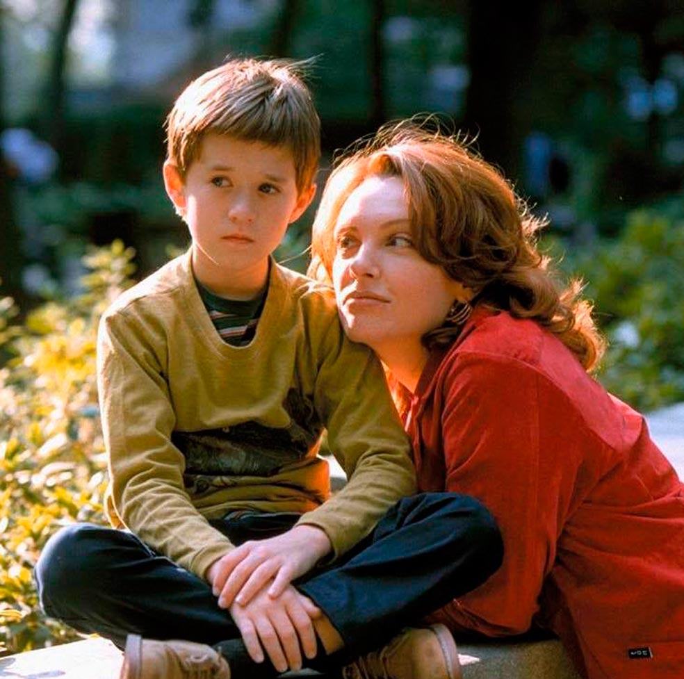 Los personajes son un poco esquivos y pusilánimes, se sienten desvalidos y rebasados y el espectador se identifica con ellos. En la foto, Toni Collete, y Haley Joel Osment, ambos fueron nominados al Oscar por sus papeles en esta película.