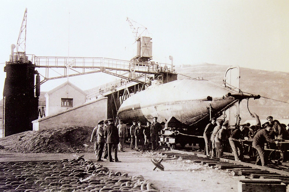 El invento de Peral fue mucho tiempo un incómodo trasto para los gobiernos. En la imagen, de marzo de 1930, su traslado a Cartagena.