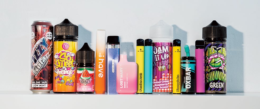 Los vapeadores, que empezaron promocionándose para que los adultos dejasen de fumar, se venden ahora como un catálogo de vistosos colores y tentadores sabores (algodón de azúcar, incluido), diseñados para atraer a los adolescentes. Ya se han convertido en una adicción en sí mismos y en ningún caso son inocuos para la salud. De ahí que se reclame más regulación.