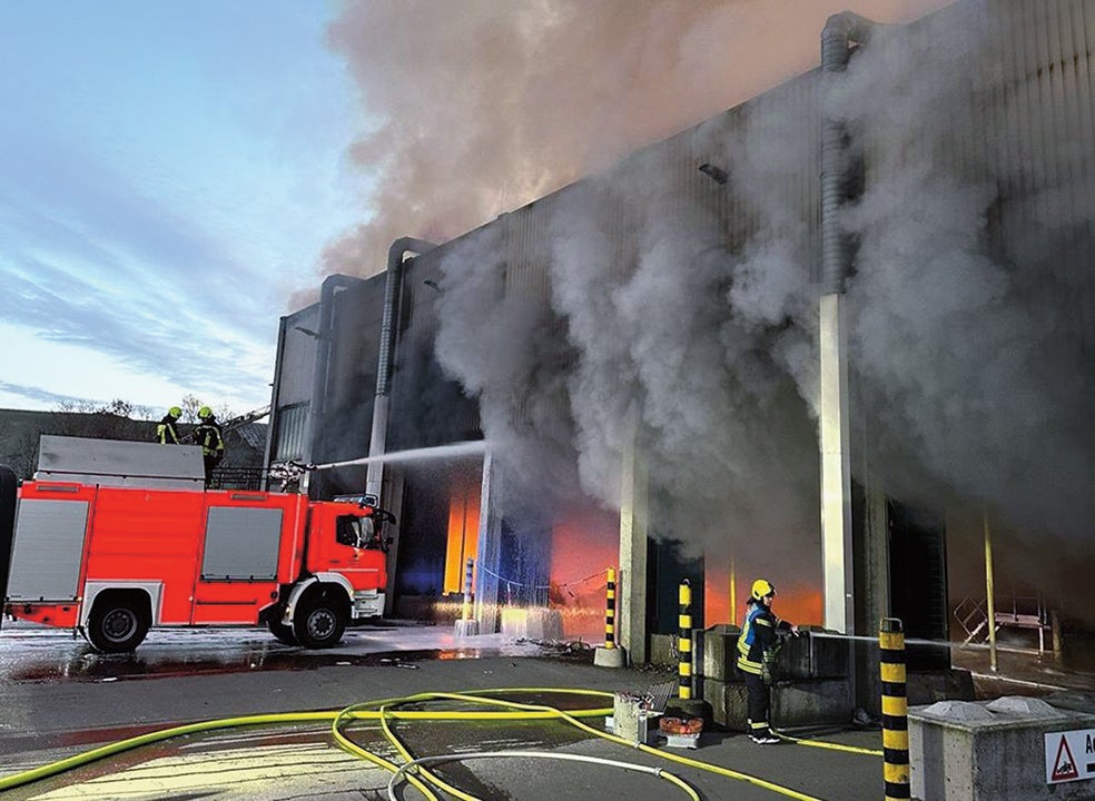El pasado 28 de febrero se produjo un gran incendio en una empresa de residuos en la ciudad alemana de Münster. Más de 150 servicios de emergencia tardaron nueve horas en apagar el fuego. Algo similar ocurrió en otros dos centros de reciclaje. Los bomberos tienen claro a qué se debe: las baterías de litio. No más grandes que una uña, se hallan en sencillos juguetes infantiles, en las tarjetas que reproducen el feliz cumpleaños cuando se abren... y en los cigarrillos electrónicos de un solo uso.