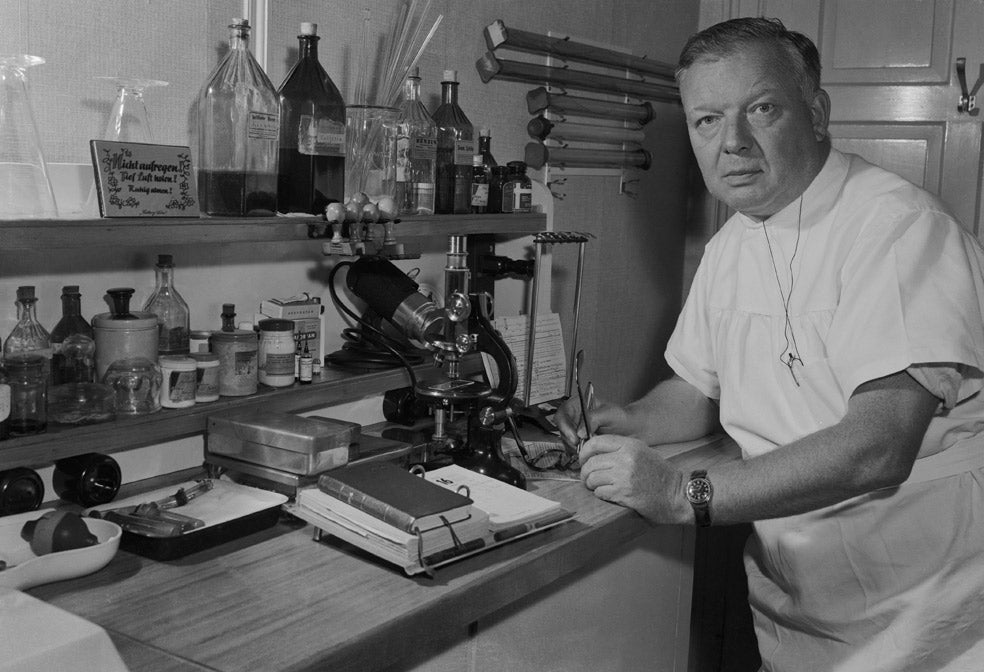 En 1929 el médico alemán de la foto, Werner Forssmann, se hizo una incisión en un brazo e introdujo por ella un catéter urinario de 65 centímetros hasta la aurícula derecha de su propio corazón y se radiografió. Realizó así la primera cateterización de un corazón humano en el suyo propio. Lo acusaron de temerario y abandonó el hospital y la cardiología, pero ganó el Nobel.