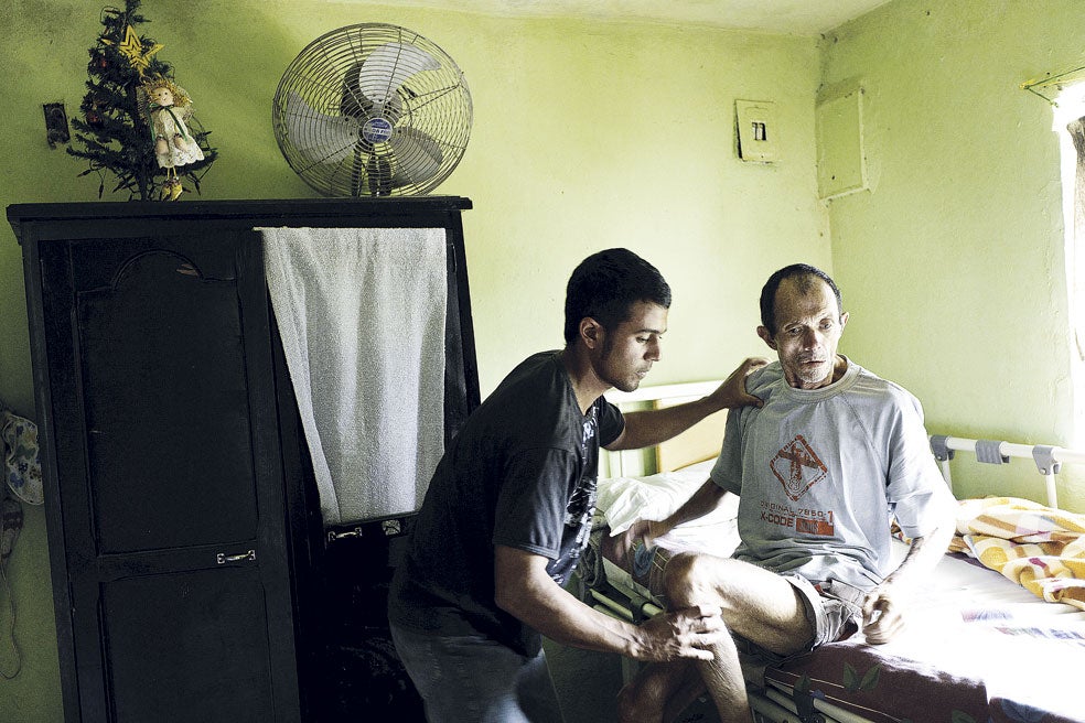 Javier tiene 58 años y notó los primeros síntomas hace nueve. Su madre y tres de sus hermanos han muerto; otros tres están enfermos. Su hijo Emerson se resigna: «Moriré joven». Muchos prefieren el suicidio antes de entrar en fase terminal.