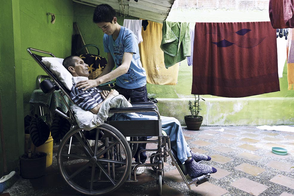 Carlos solo tiene 55 años, pero permanece mudo e inmóvil por la 'bobera', como llaman al mal en la región. Su esposa es prima suya y cree que ella y sus tres hijos enfermarán. Si ambos padres la sufren, la probabilidad es del 75%.