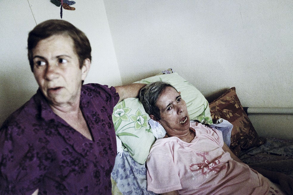 Antes de sufrir el mal, María Elsy era enfermera. Ahora, con 62 años, su hermana Gloria cuida de ella. En esta familia de 12 miembros, cuatro padecen la dolencia y uno de ellos ya ha muerto.