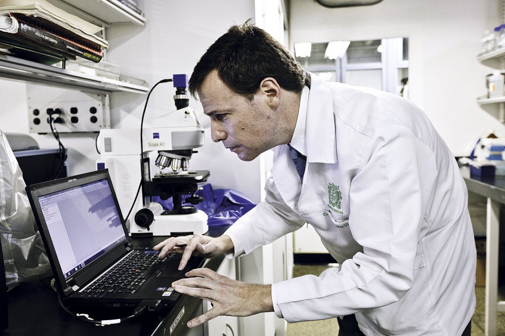 El doctor Andrés Villegas, neuropatólogo, coordina el neurobanco de Antioquia. También participa en el ensayo clínico que invertirá 100 millones de dólares en buscar la cura al alzhéimer.