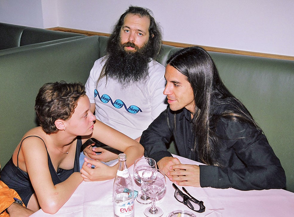 Con Anthony Kiedis, vocalista de Red Hot Chili Peppers, y Bijou Phillips.