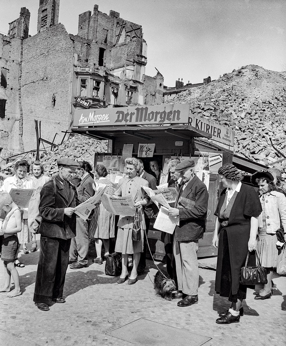 Berlineses leen sobre el Acuerdo de Londres de 1948, donde se decidió incluir Berlín Oeste en el Plan Marshall.