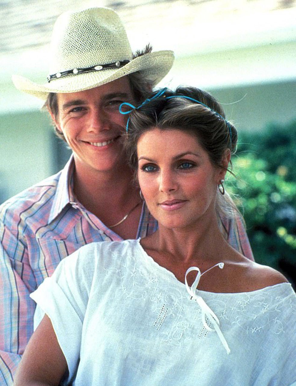 Atkins con Priscilla Presley en Dallas, serie en la que apareció en 27 capítulos durante casi toda la séptima temporada. Su personaje, Peter Richards, tiene una aventura con Sue Ellen y, como venganza, J.R. consigue que lo arresten bajo una falsa acusación por drogas. Presley, por su parte, interpretó a Jenna Wade, amante de Bobby Ewing.