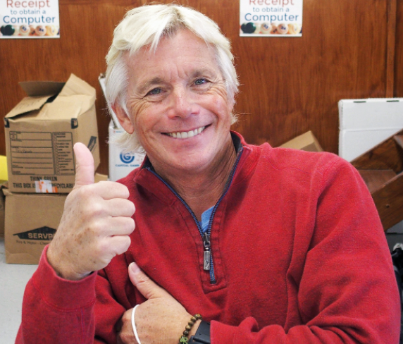 Christopher Atkins hoy, a sus 62 años, en la sede de su empresa de construcción, en Los Ángeles.