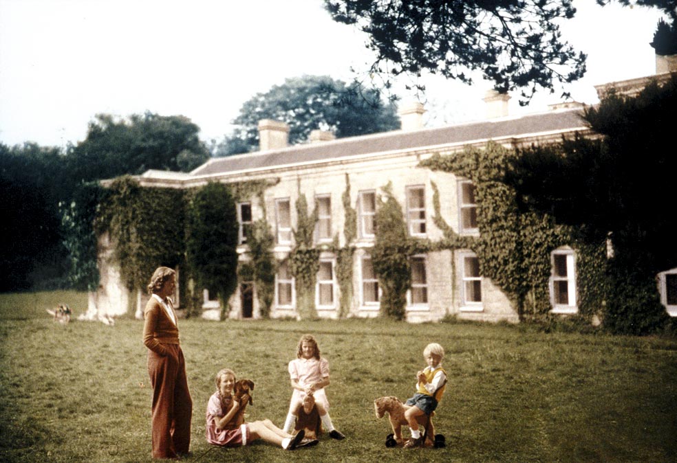 Daphne du Maurier posa con sus tres hijos en 1945 en Menabilly, la mansión que inspiró la de Rebeca.