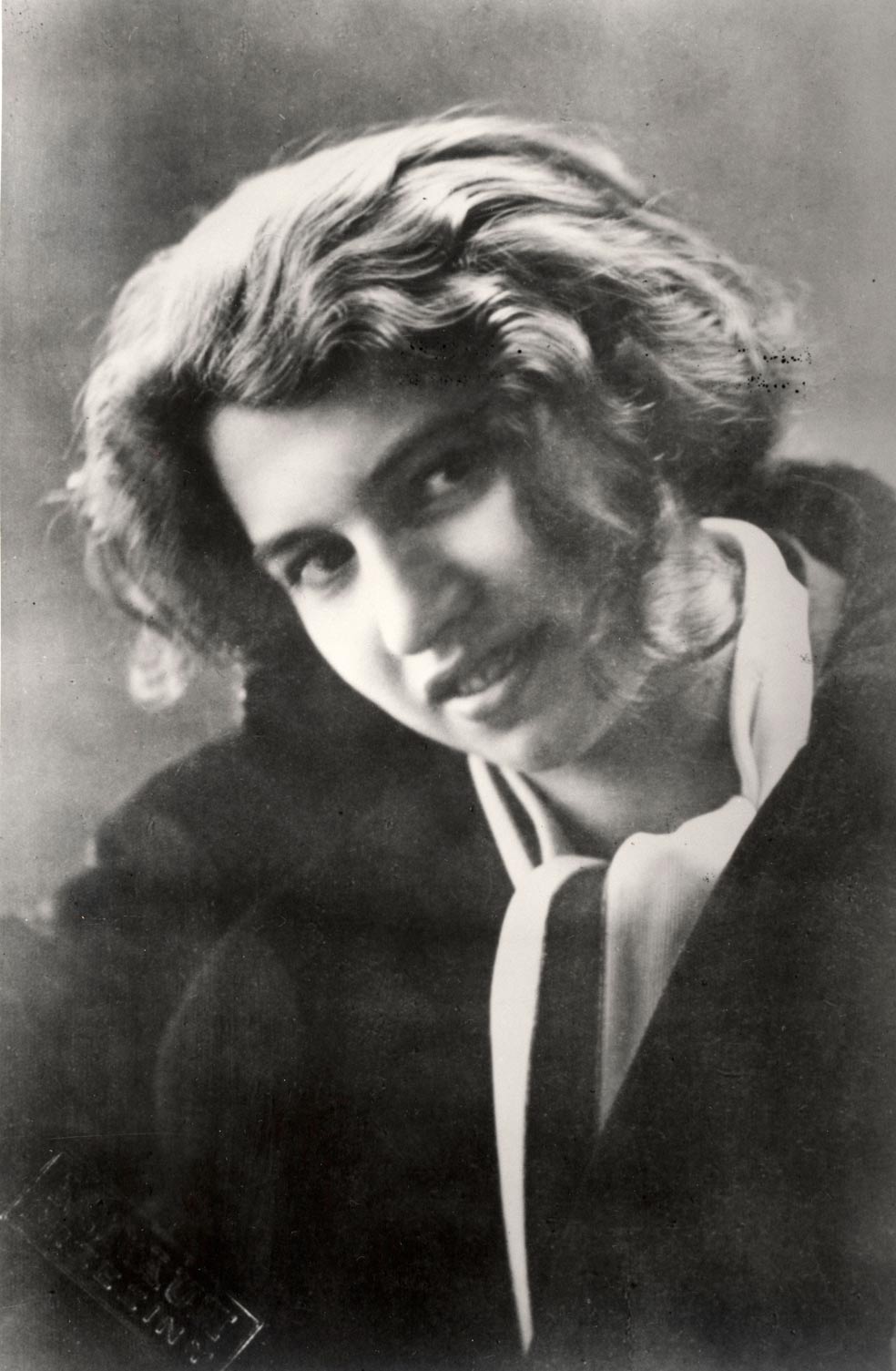 Esta judía ortodoxa, víctima del nazismo, fue compañera de Kafka en 1923. Hasta conocerla, él vivió indiferente a su origen judío. Dora fue decisiva en su interés final por el judaísmo.