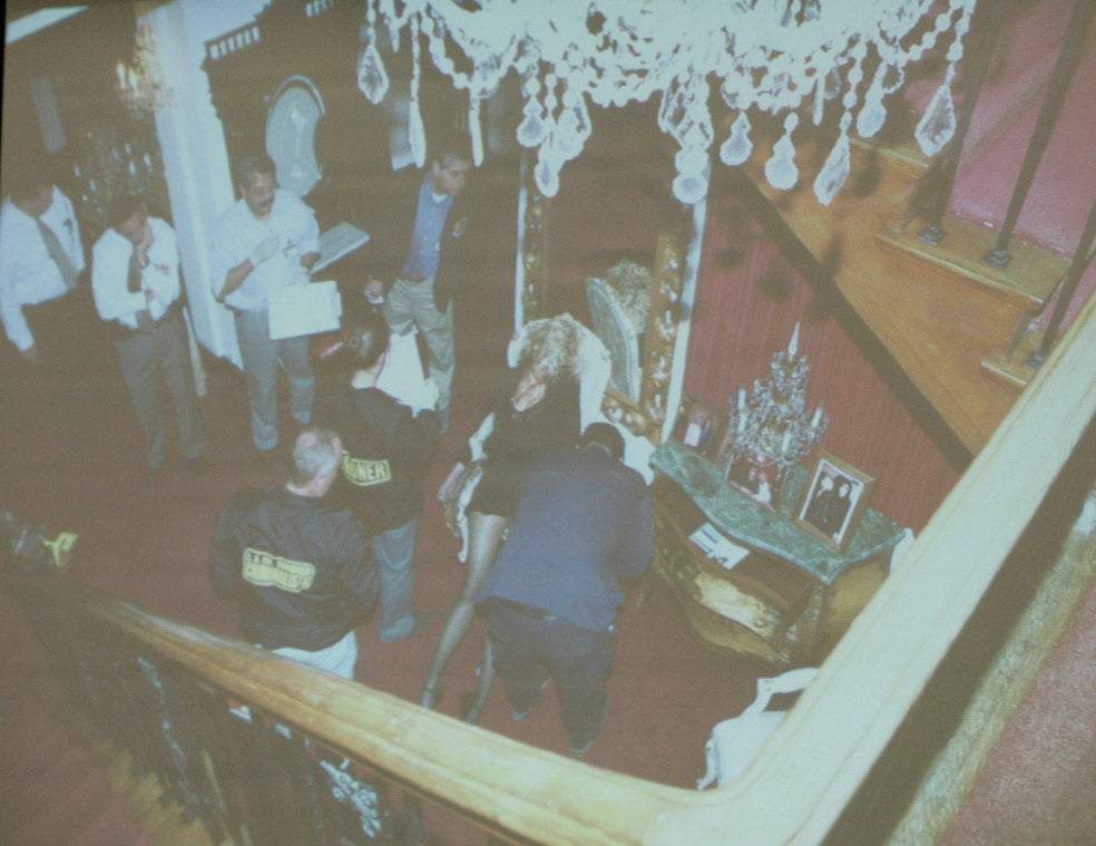 El cadáver de Lana Clarkson, muerta por un disparo en la boca en el vestíbulo de la mansión de Phil Spector, el 3 de febrero de 2003. Spector fue juzgado dos veces. El primer proceso fue declarado nulo, pero en el segundo, iniciado en 2008, fue declarado culpable de homicidio en segundo grado y condenado a 19 años.