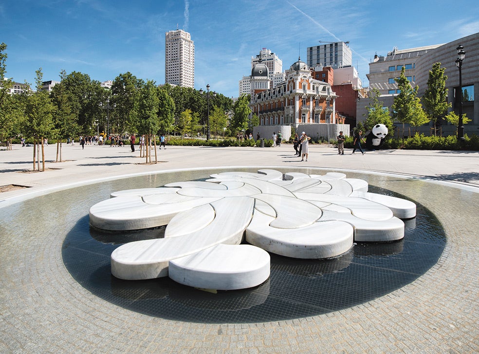 En la recién rehabilitada plaza de España de Madrid se pueden ver tres monumentales piezas de Muñoz y una bella fuente de mármol, «en cierto modo relacionada» con la pieza única que ha hecho para nuestros premios.