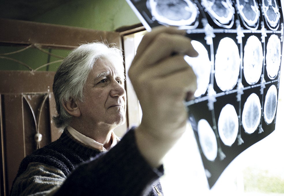 El neurólogo Francisco Lopera trabajó muchos años años tras la pista del origen del Alzhéimer. 300 de sus pacientes hicieron de 'cobayas' en el primer ensayo de una terapia en personas destinadas a sufrir la dolencia. Lopera falleció el 10 de septiembre de 2024 en su casa de Medellín, a los 73 años, de un melanoma metastásico.