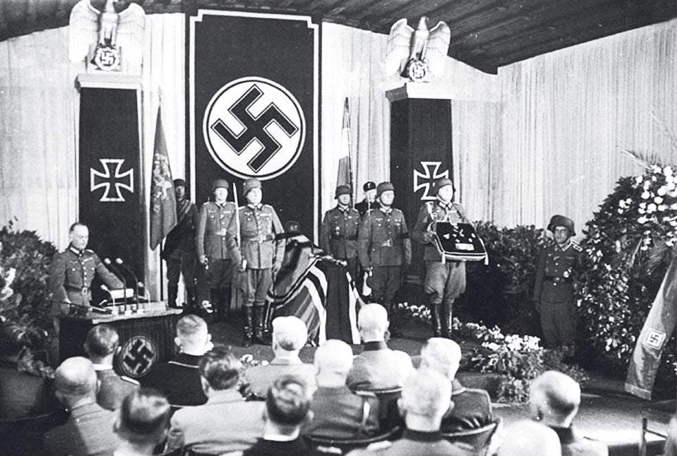 Al funeral de Erwin Rommel asistieron todos los altos cargos del Reich menos Adolf Hitler, que no quiso tener que fingir en público. Había ordenado su muerte, aunque de manera oficial lo hizo pasar por un infarto.