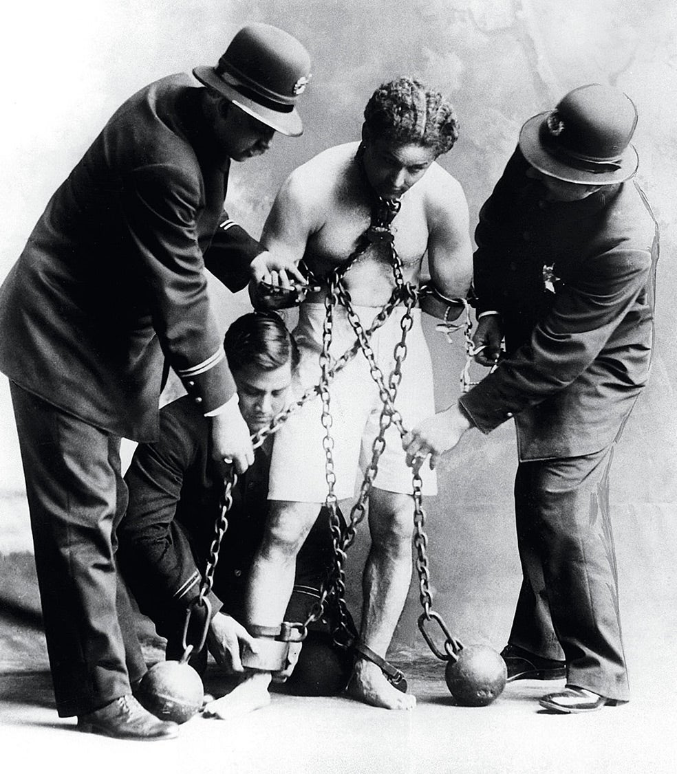 Houdini, en 1913, preparándose para uno de sus repetidos desafíos a cuerpos de Policía de medio mundo.