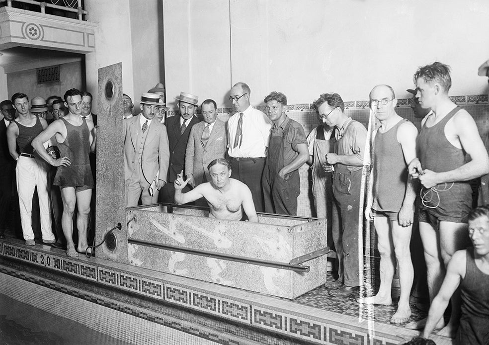 Con 52 años, aún era el más grande. A esa edad se encerró en un cofre de acero sumergido en una piscina. Su capacidad pulmonar y su experiencia para evitar el pánico le permitieron aguantar una hora y media. Murió tres meses después.