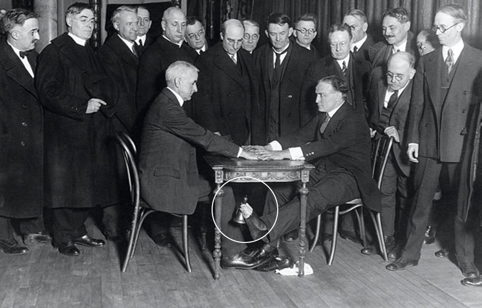 Al morir su madre, Houdini se interesó por el espiritismo, pero pronto concluyó que era una farsa. En la foto, hace sonar una campana con su pie, para demostrar cómo actuaban los médiums cuando decían oír cascabeles.