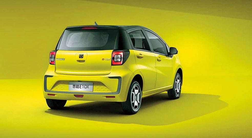 CATL también lidera la siguiente gran innovación: ha construido la primera línea de montaje de baterías de sodio, más baratas de producir. Esto podría permitir la fabricación de coches eléctricos de gama baja y media a partir de 2024 o 2025, mucho más asequibles. El sodio, que forma parte de la sal, se vende a un precio del 1 al 3 por ciento del precio del litio y es químicamente muy similar. El Hua Xianzi (en la foto) es el primer coche eléctrico equipado con una batería de iones de sodio. Tiene una autonomía de 250 kilómetros.