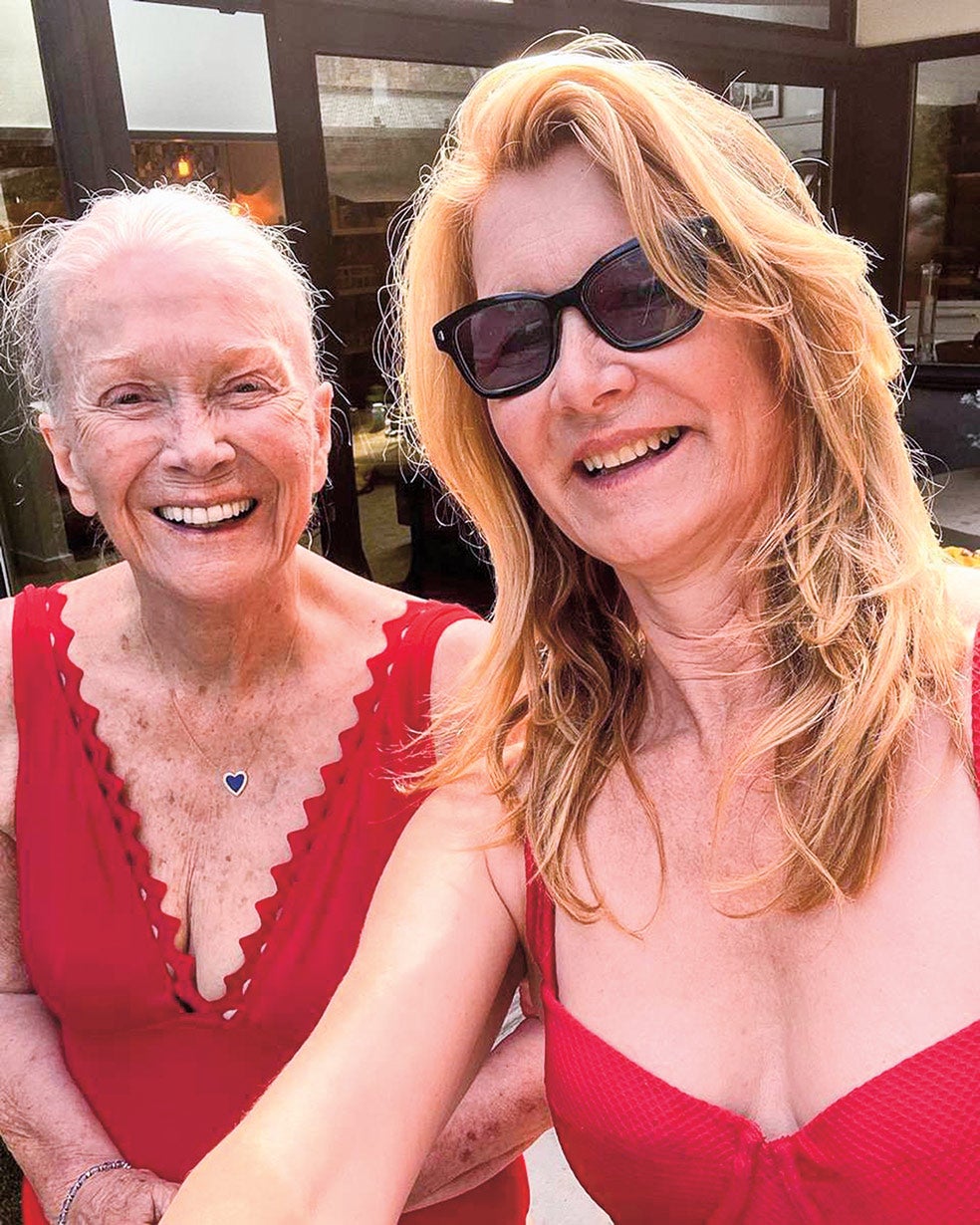 Laura Dern colgó esta foto con su madre el día de su 87 cumpleaños. «Eres mi inspiración y mi compañera de natación favorita», escribió.