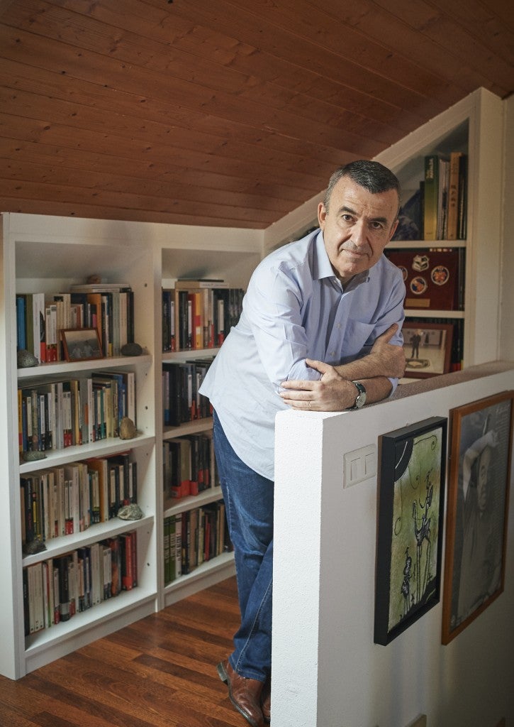 El escritor en su casa de Illescas, Toledo, donde ha pasado el confinamiento por el coronavirus y ha escrito parte de su nueva novela, ‘El mal de Corcira’.