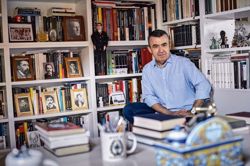 Fan de Raymond Chandler, junto a sus obras completas, Silva reúne en su despacho fotos de sus héroes literarios. De arriba abajo. T. E. Lawrence -«Hay una tristeza impresionante en sus ojos. Murió meses después»-; Conrad, Stevenson y Kafka; Baudelaire, Proust y Rimbaud -«las tres compradas en París»-; y, más abajo, una caricatura de Onetti. «Es, para mí, el mejor escritor en español del siglo XX». A la izquierda de Silva, figuras de Buzz Lightyear, Woody y Sarge, de ‘Toy Story’, «tres de los mejores personajes de la ficción contemporánea», y «toda la obra de Walter Benjamin», autor al que hace constantes referencias en su nueva novela.