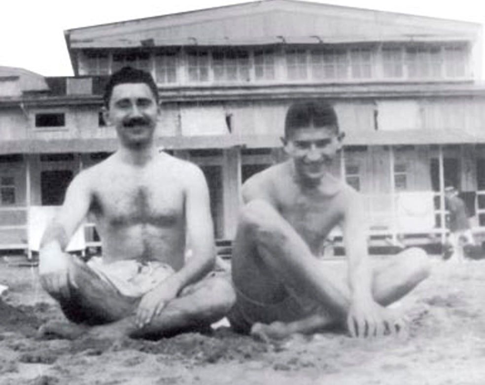 Max Brod con Kakfa. Frente a una amenaza real y con Kafka ya fallecido, Brod escapó de Praga a Palestina en 1939, antes de la invasión nazi. Llevaba consigo valiosos originales del autor de La metamorfosis.