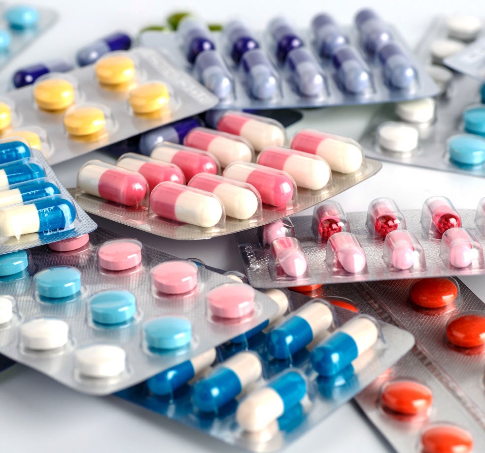 Imagen - ANTIBIÓTICOSEvite la medicación innecesaria. Los antibióticos vienen a ser bombas para el microbioma. Su consumo irresponsable fomenta la resistencia de los patógenos. Haga lo posible por no administrárselos a sus hijos, pero con cuidado, pues a veces pueden salvar la vida.