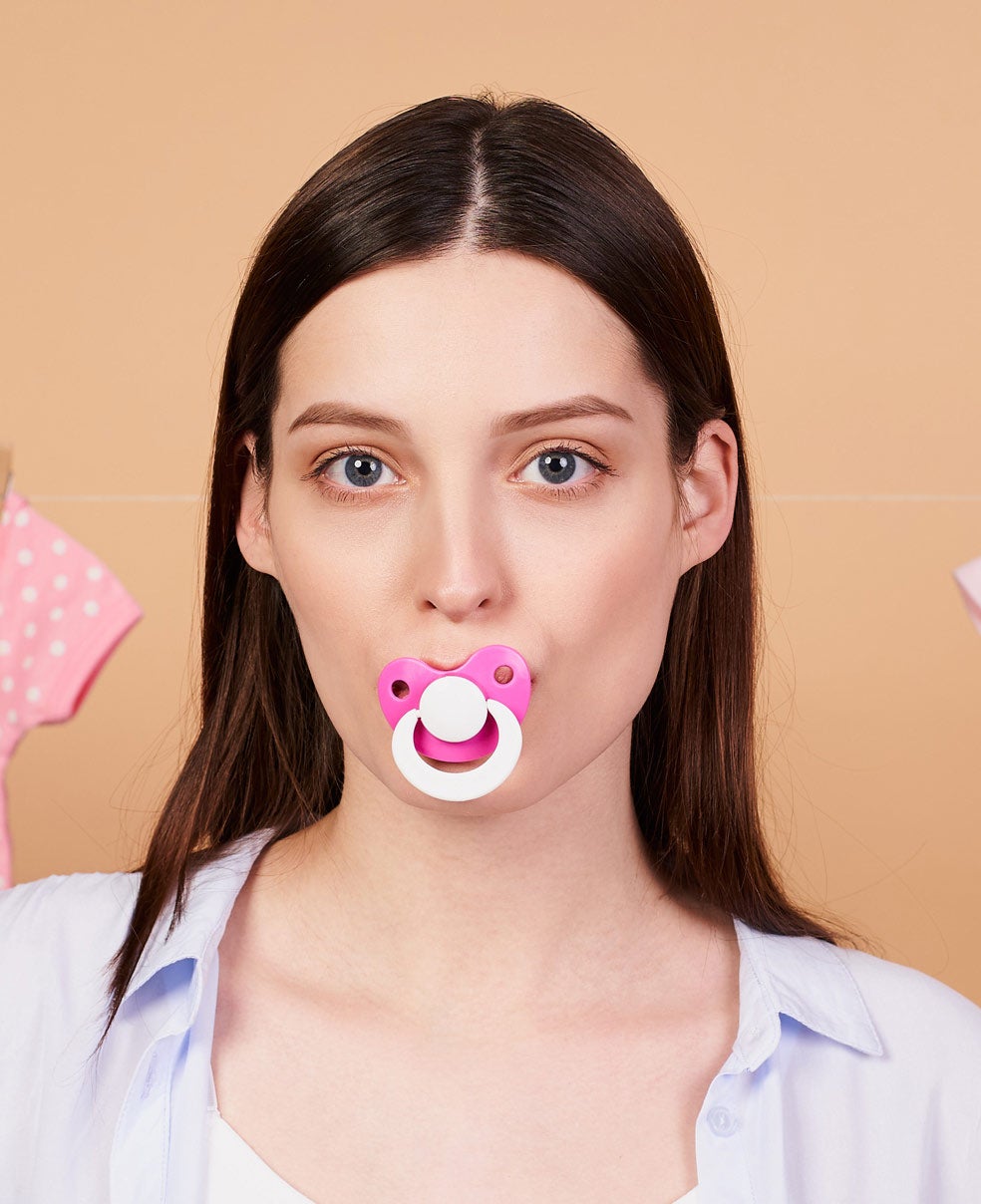 Imagen - LA HIGIENEAquí es preciso un equilibrio 'razonable'. Pero dos consejos. No use jabones antibacterianos, pues solo sirven para aumentar la resistencia de los 'bichejos'. Y si, por ejemplo, a su bebé se le cae el chupete al suelo, no hace falta que corra a esterilizarlo. Es mejor que lo limpie con la boca. Esto facilitará el traslado de su microbiota a su bebé, lo que es bueno.