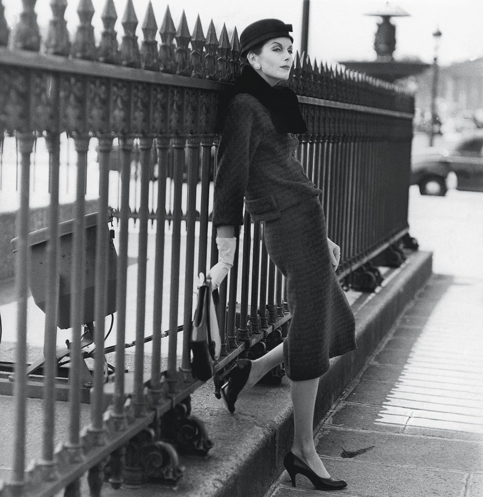 Una modelo en la capital francesa, con un traje suyo de 1955.