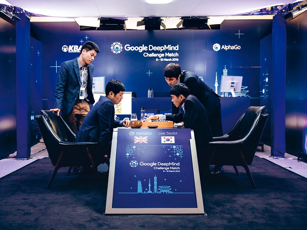 Hace 25 años, el ordenador Deep Blue derrotó al campeón de ajedrez Gary Kasparov. El siguiente desafío fue ganar al Go, un juego chino difícil para un ordenador porque requiere intuición. Google creó en 2016 AlphaGo, basado en la inteligencia artificial de Hinton. Y la máquina volvió a derrotar al hombre. Lo hizo con movimientos ‘incomprensibles’, es decir, siendo creativo.